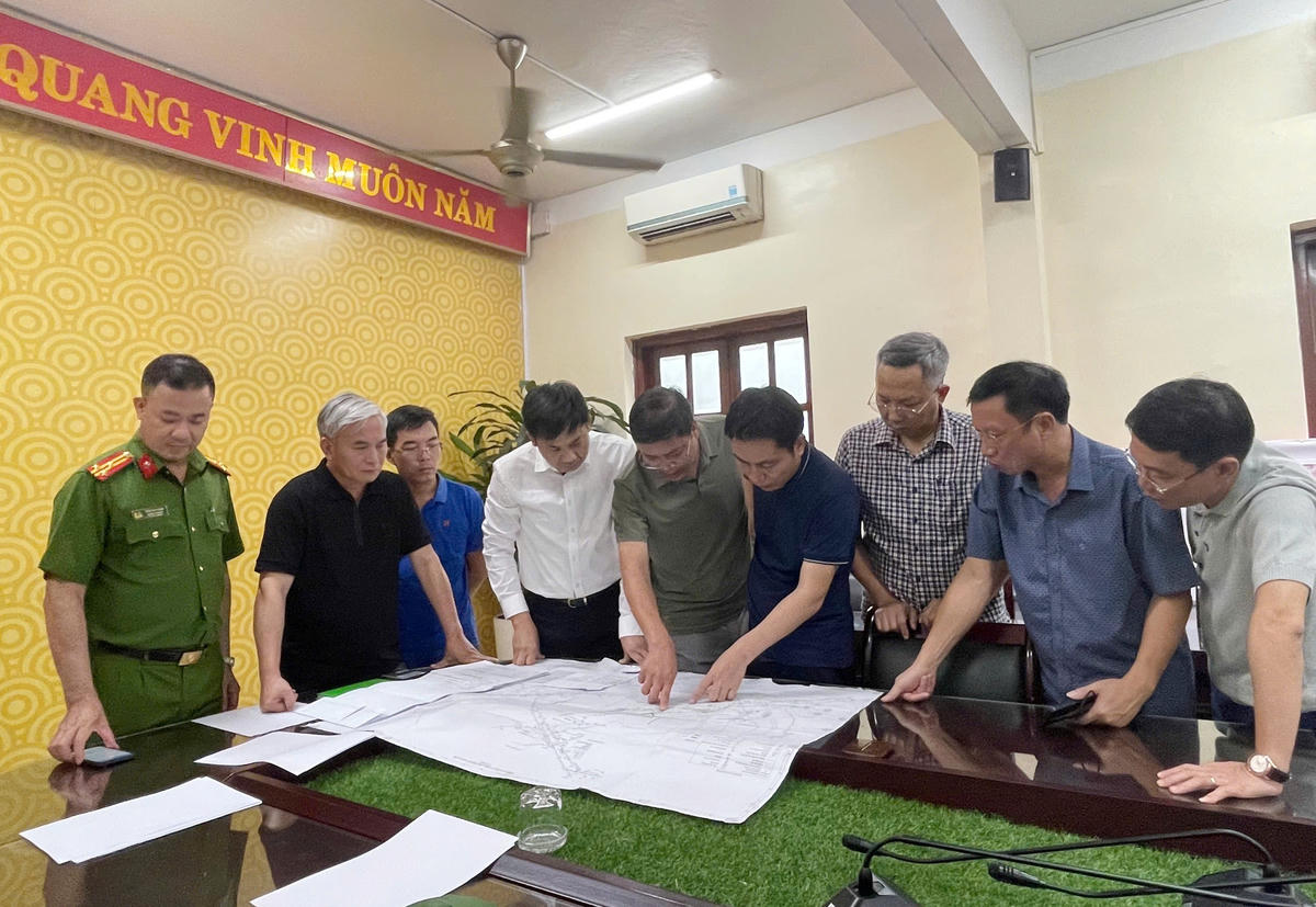 Đoàn công tác của tỉnh Quảng Ninh, TKV đến hiện trường chỉ đạo triển khai công tác khắc phục sự cố. Ảnh: QMG