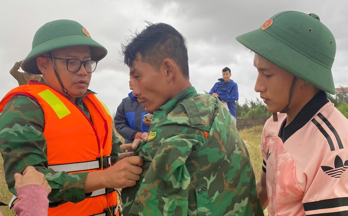 1
ngư dân đã bơi vào bờ an toàn. Ảnh: BP.