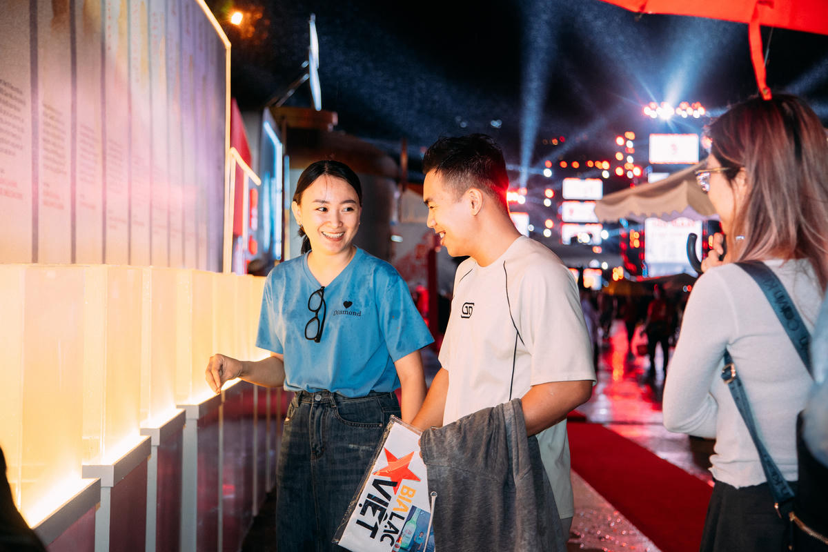 Người dân Vĩnh Long tham quan Bức tường triển lãm Gắn kết Vươn Cao trưng bày Bộ sưu tập Viên Đá Biểu Tượng được làm từ chính bia Saigon. (Ảnh: BTC)