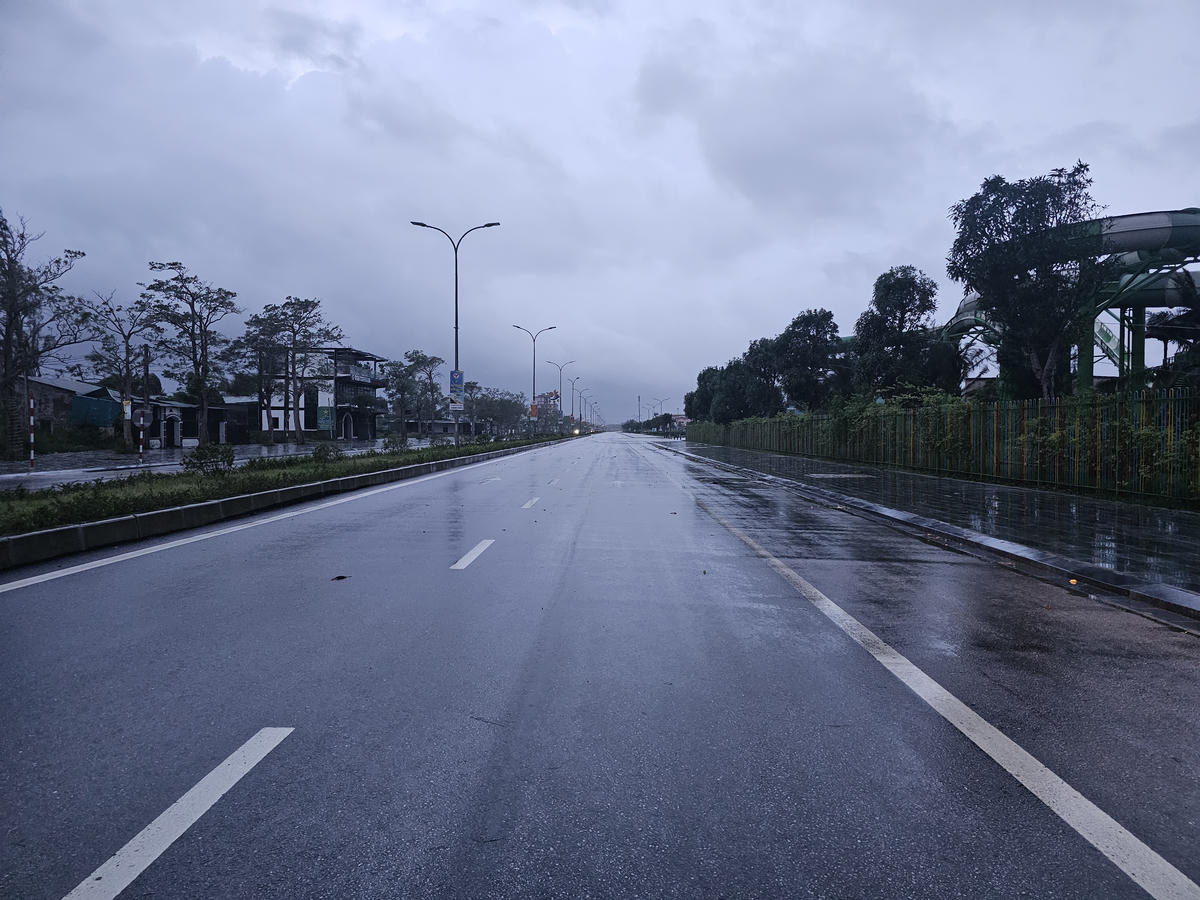 Nghệ An yêu cầu người dân không ra đường trong thời gian bão số 10 đổ bộ. Ảnh: Quốc Thanh