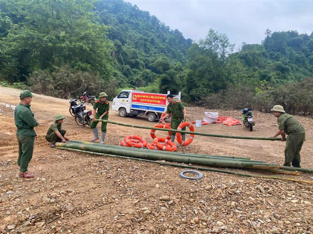 Tại xã Yên Hòa, mưa lớn kéo dài khiến nước khe suối dâng cao, nguy cơ cô lập hai bản Xốp Cốc và Tạt. Công an xã đã tham mưu chính quyền, phối hợp cùng lực lượng bảo vệ an ninh trật tự cơ sở tổ chức làm bè mảng bằng mét và chuẩn bị phao cứu sinh. Những phương tiện tạm thời này giúp người dân di chuyển, vận chuyển nhu yếu phẩm trong tình huống cấp bách. Ảnh: PT