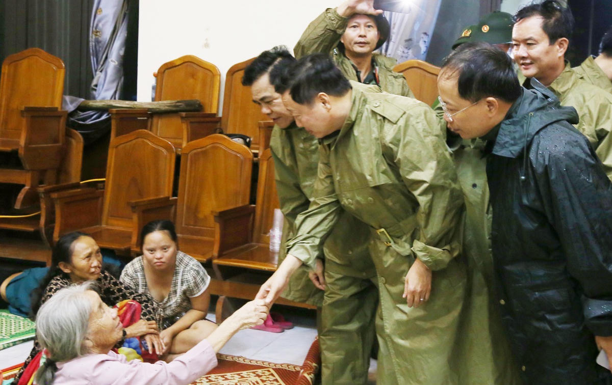 Phó Thủ tướng Chính phủ Trần Hồng Hà thăm hỏi, động viên người dân tránh trú bão số 10 ở phường Sông Trí, tỉnh Hà Tĩnh. BHT.