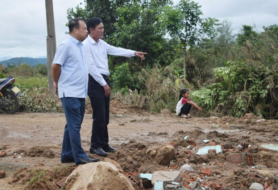 Phó Chủ tịch UBND tỉnh Dương Mah Tiệp (bên trái) kiểm tra tuyến đường tràn liên hợp thôn 1 đi thôn Mơ Năng 2 xã Ia Pa. Ảnh: CV.