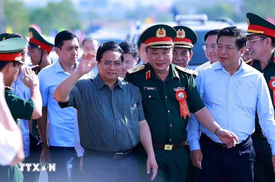 Thủ tướng Phạm Minh Chính đến dự Lễ khánh thành cầu Phong Châu mới trên Quốc lộ 32C. (Ảnh: Dương Giang/TTXVN) .