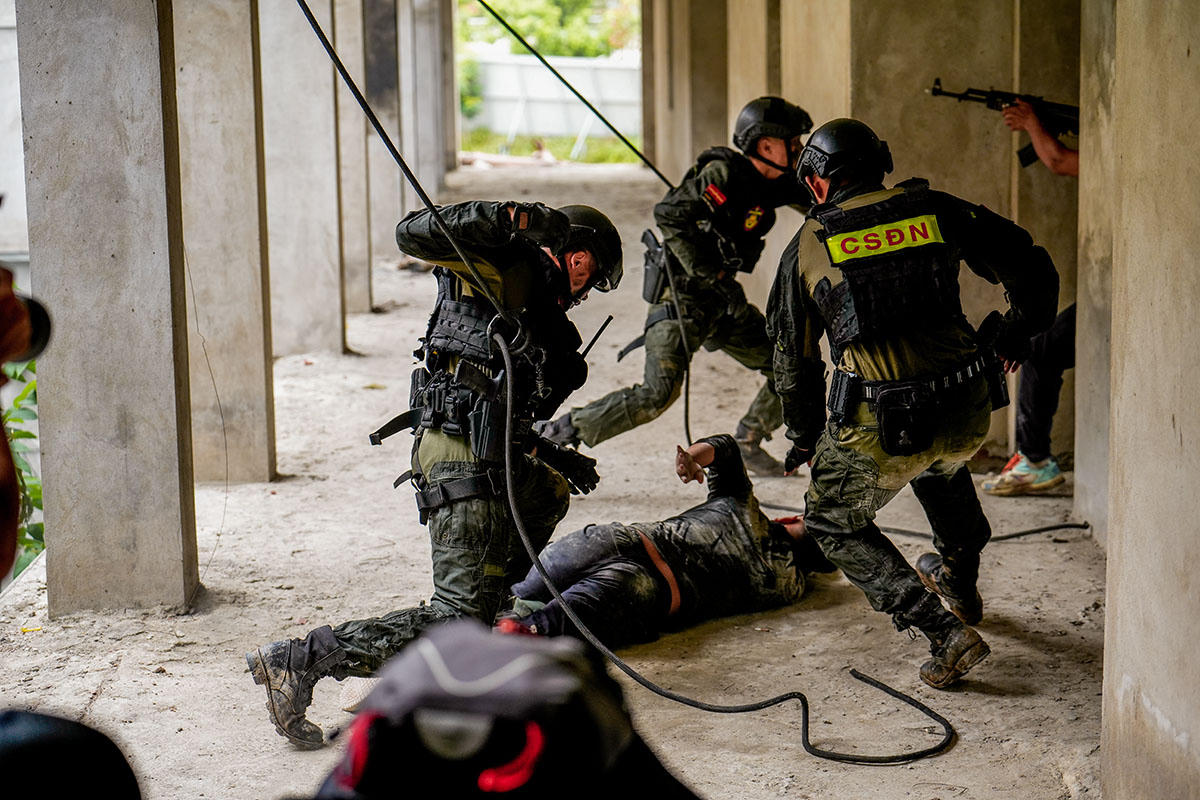 Những tình huống giả định bắt tội phạm khủng bố căng thẳng đến nghẹt thở. Anh: H.A.