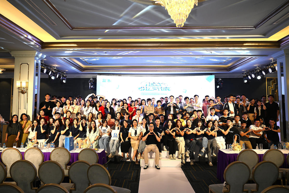 200 tân sinh viên xuất sắc tại cuộc gặp mặt sáng 28/9 do HOCMAI tổ chức