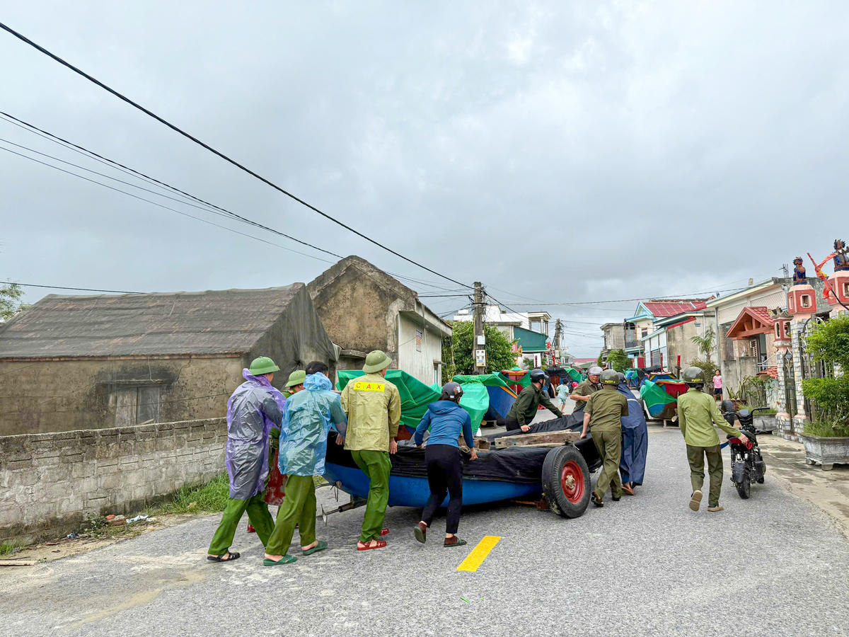 Các lực lượng còn hỗ trợ ngư dân chằng néo tàu thuyền.