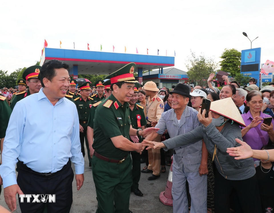 Đại tướng Phan Văn Giang và nhân dân địa phương tại lễ khánh thành cầu Phong Châu mới. (Ảnh: Trọng Đức/TTXVN).