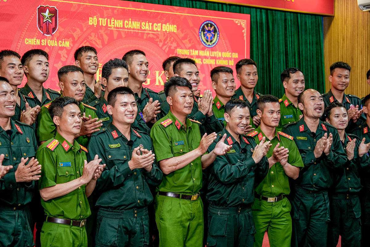 Dàn nghệ sĩ đã hoàn thành xuất sắc nhiệm vụ tại Trung tâm Huấn luyện quốc gia về Phòng, chống khủng bố - Bộ Tư lệnh Cảnh sát cơ động. Ảnh: H.A.