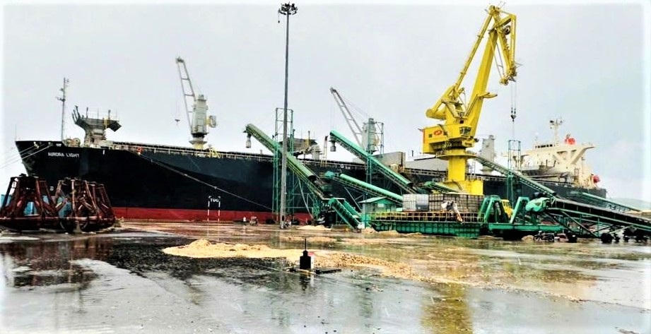 Bốc xếp hàng hóa cho các tàu tại cầu cảng để sớm di chuyển tàu đến nơi tránh trú bão số 10. Ảnh: T.Nhị.