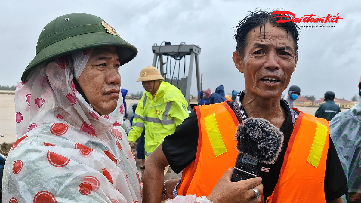 Ông Võ Văn Dũng chia sẻ về quá trình ứng cứu ngư dân gặp nạn.
Ảnh: Đỗ Văn.