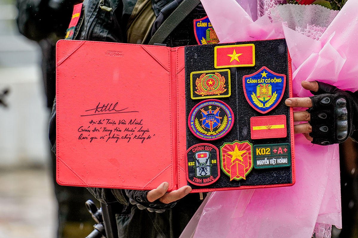 Phần quà mà các chiến sĩ nhập vai được Trung tâm Huấn luyện quốc gia về Phòng, chống khủng bố - Bộ Tư lệnh Cảnh sát cơ động tặng trước khi kết thúc hành trình tại đây. Ảnh: H.A.
