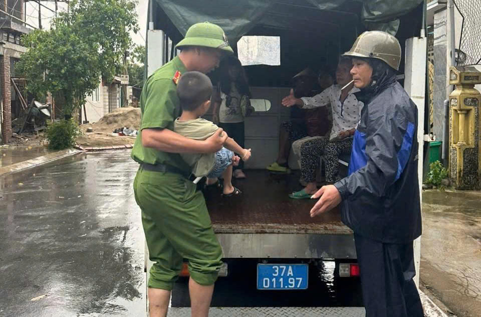 Ở phường Cửa Lò, Công an phường huy động 100% quân số, tổ chức ứng trực xuyên suốt để hỗ trợ người dân di dời đến nơi an toàn, đồng thời phối hợp cùng lực lượng biên phòng, dân quân ngăn chặn người dân quay lại các lồng bè khi bão sắp vào gần. Công tác bảo đảm neo đậu tàu thuyền cũng được triển khai chặt chẽ, hạn chế thấp nhất rủi ro. Ảnh: ĐB