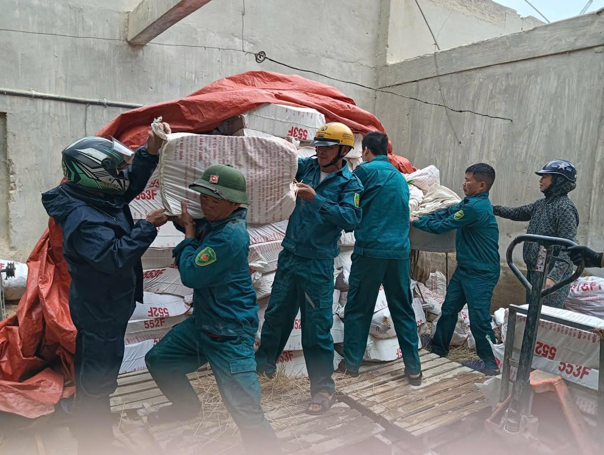 Trận lốc xoáy xảy ra trước khi bão đổ bộ khiến 8 mái nhà ở xã Đông Kinh bị giật bay. Ảnh: ĐK.