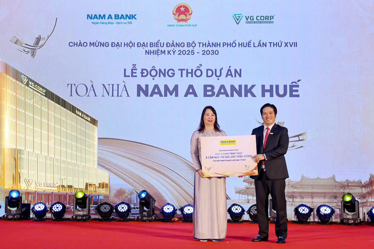 Ông Trần Khải Hoàn – Thành viên Hội đồng quản trị kiêm Quyền Tổng giám đốc Nam A Bank trao tặng 2 căn nhà an sinh xã hội cho địa phương.