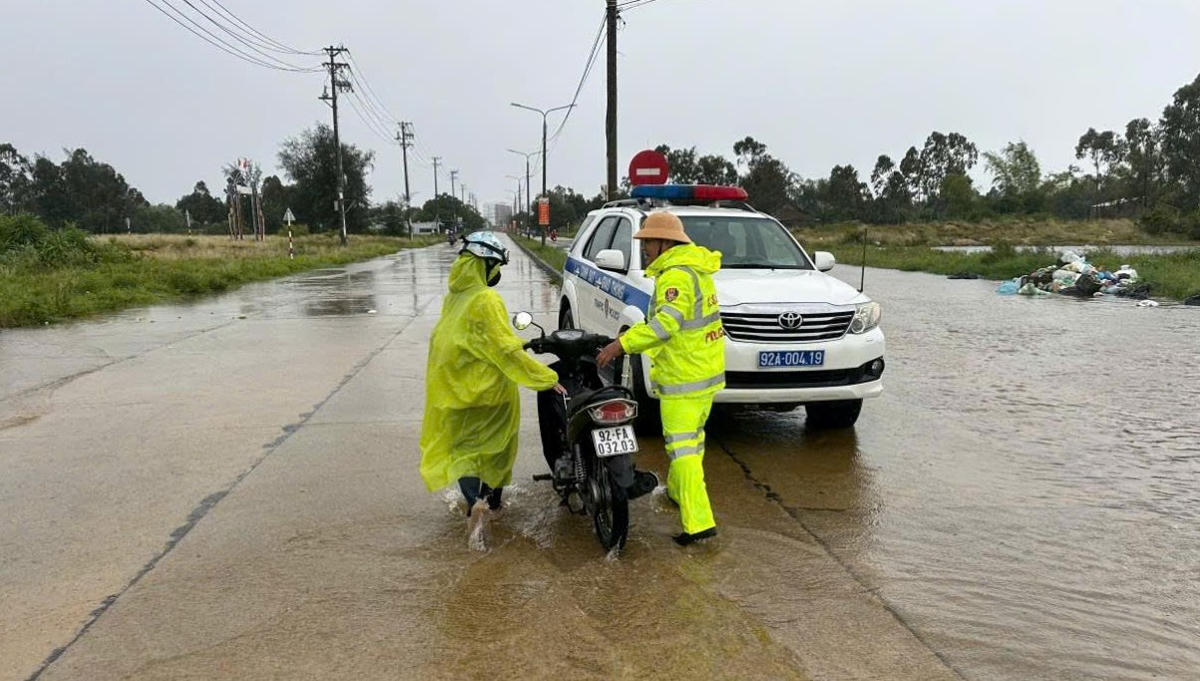 Lực lượng CSGT Đà Nẵng hướng dẫn người dân lưu thông đoạn ngập nước. Ảnh: Công an cung cấp.