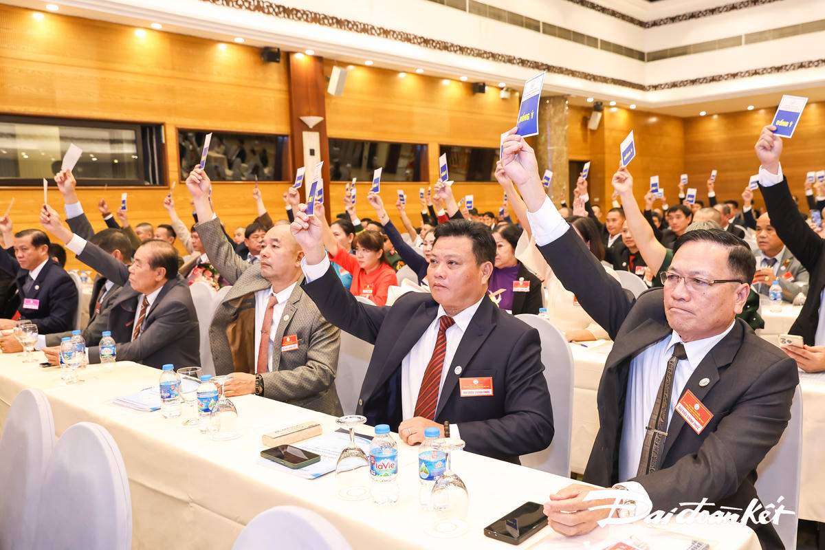 Các đại biểu biểu quyết thông qua toàn văn dự thảo nghị quyết của đại hội Liên đoàn Võ thuật cổ truyền Việt Nam nhiệm kỳ 2025 -2030. Ảnh: Quang Vinh.
