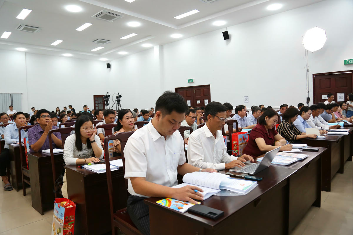  Cán bộ Mặt trận tham dự Hội nghị tập huấn về chuyển đổi số trong xây dựng nông thôn mới và giảm nghèo bền vững. Ảnh: Thanh Tiến.