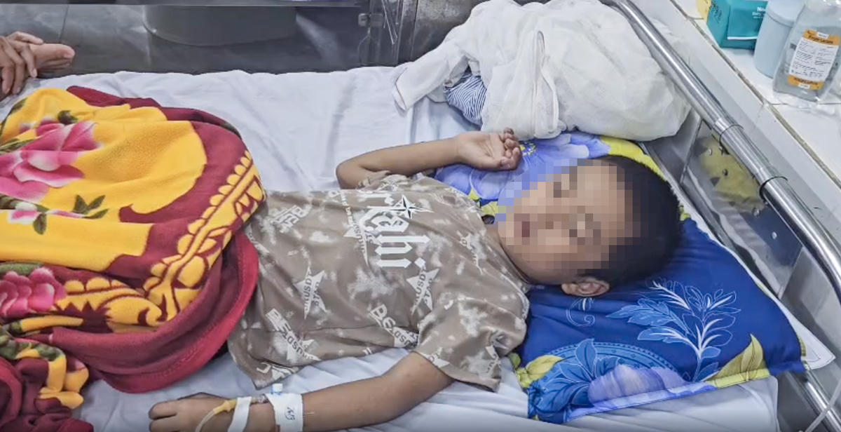 Hàng chục học sinh phải nhập viện với các triệu chứng đau bụng, nôn ói, tiêu chảy. 