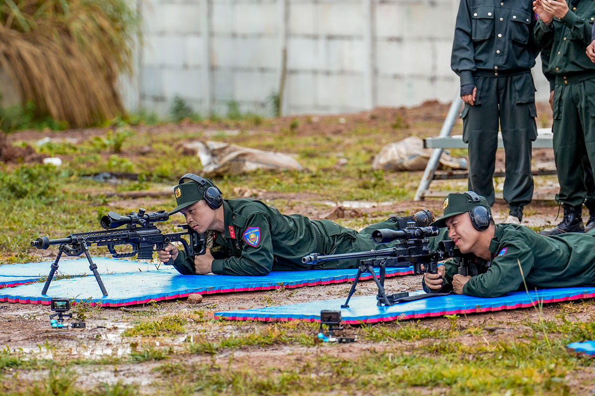 Bài huấn luyện bắn tỉa súng APR 308. Ảnh: H.A.