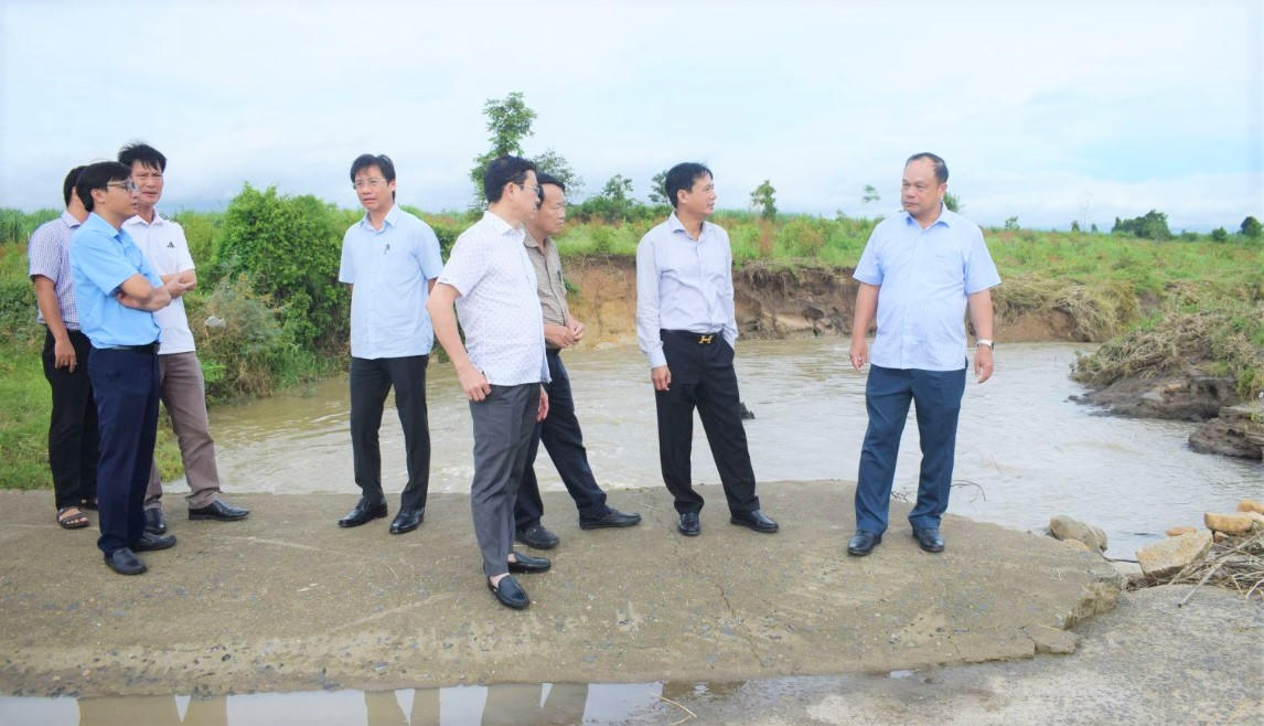 Phó Chủ tịch UBND tỉnh Dương Mah Tiệp (ngoài cùng bên phải) kiểm tra ngầm tràn trên tuyến đường tỉnh 666 đi thôn Bi Giông, xã Pờ Tó. Ảnh: CV.