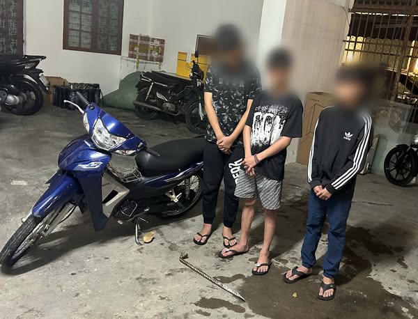3 nghi phạm cùng xe máy trộm cắp được. Ảnh: Nguyễn Tú.