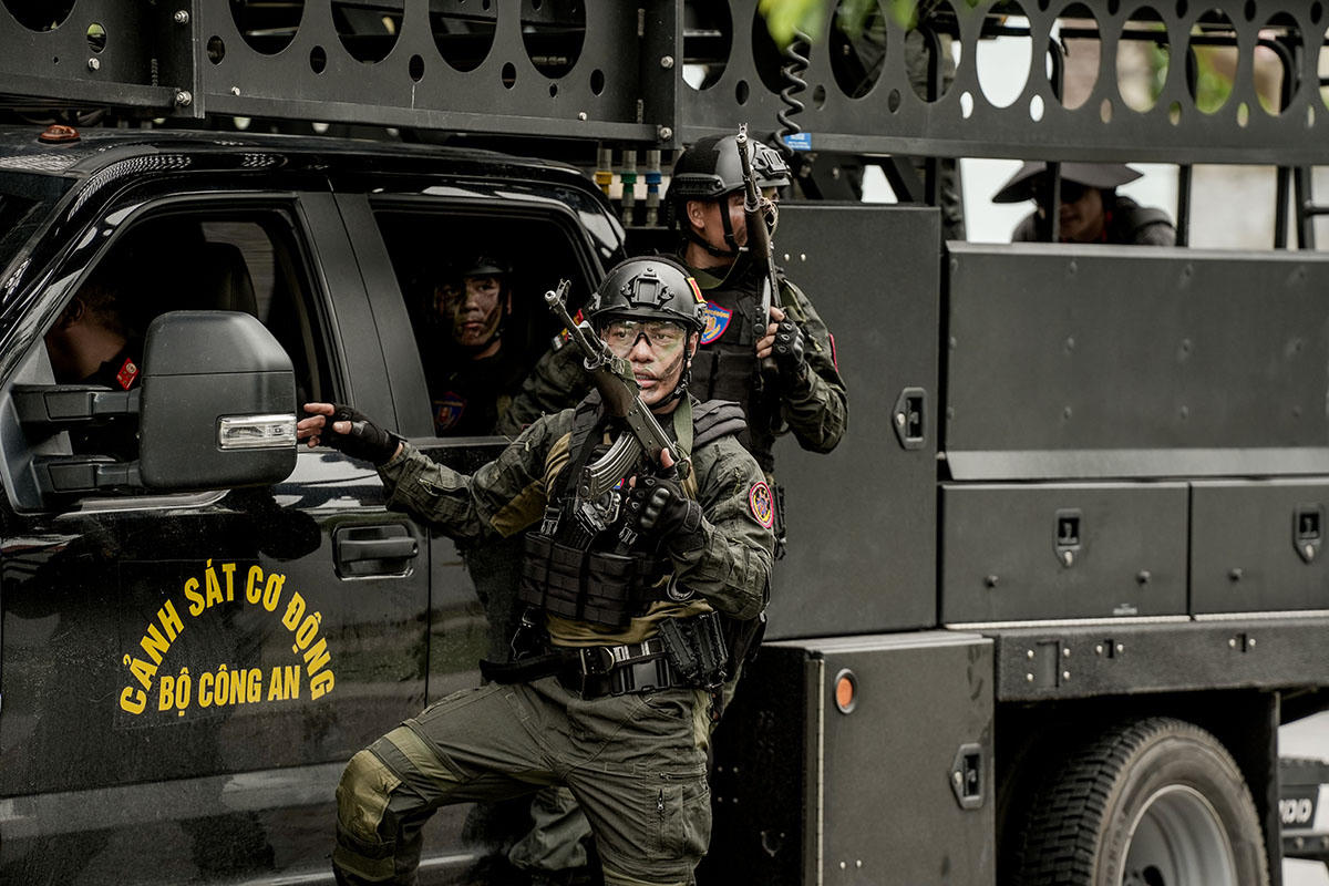 Các chiến sĩ nhập vai trong tâm thế sẵn sàng xuất trận. Ảnh: H.A.