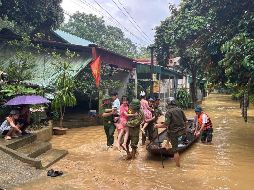 Không chỉ trực tiếp xuống đồng, trong ngày 28/9, lực lượng Công an nhiều địa phương tại Thanh Hóa còn xuống tận nhà dân ở khu vực có nguy cơ sạt lở, ngập lụt để tiến hành sơ tán dân. Ảnh: CA xã Lam Sơn