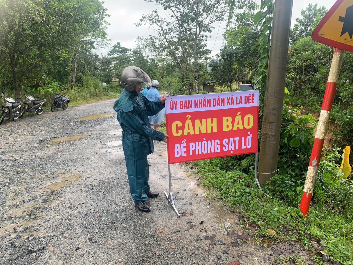 Lực lượng UBND xã La Dêê đặt biển cảnh báo sạt lở. Ảnh: CV.