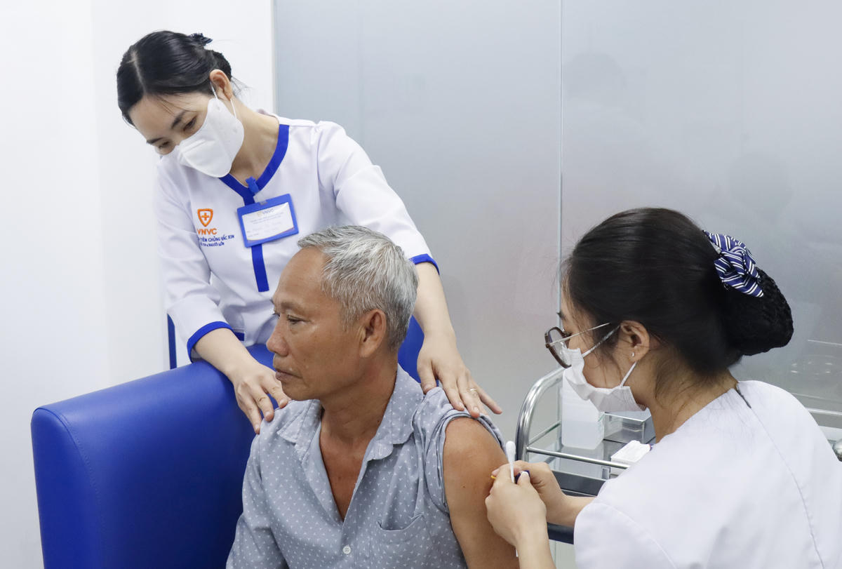 Tại hơn 240 Trung tâm tiêm chủng VNVC ghi nhận rất nhiều người cao tuổi chủ động tiêm vaccine để phòng bệnh. Ảnh: Mộc Thảo