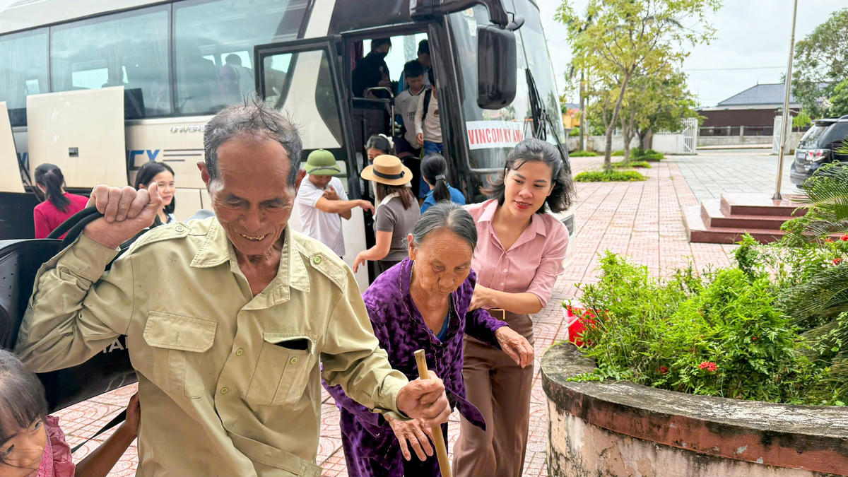 Chính quyền địa phương phường Sông Trí hỗ trợ người dân sơ tán tránh bão.