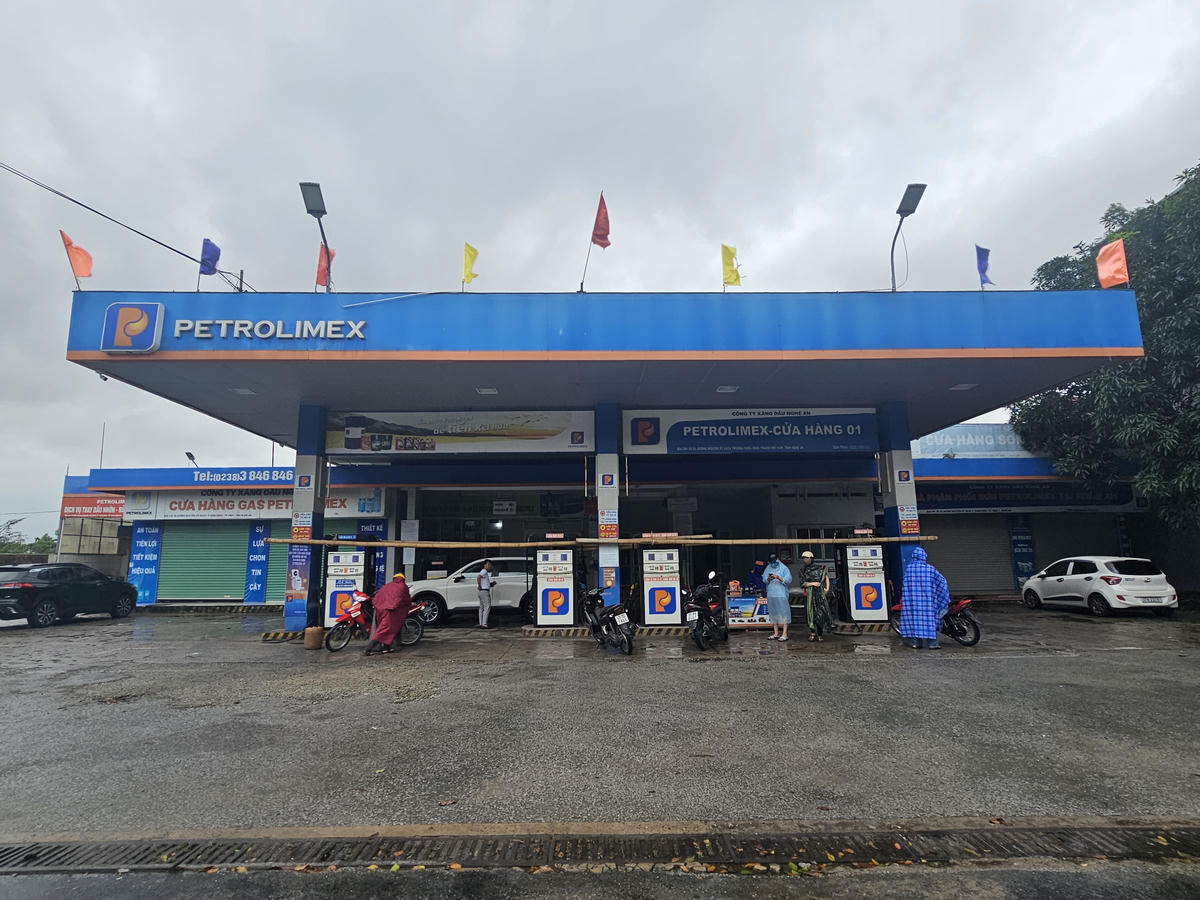 Theo Trung tâm Dự báo khí tượng thủy văn quốc gia, 16h ngày 28/9 tâm bão số 10 ở trên vùng biển Nghệ An- Quảng Trị, mạnh cấp 12-13, giật cấp 16. Ông Hoàng Phúc Lâm, Phó Giám đốc Trung tâm Dự báo khí tượng thủy văn quốc gia thông tin , khu vực trọng tâm chịu ảnh hưởng trực tiếp của bão số 10 chính là khu vực được xác định rủi ro thiên tai cấp 4 bao gồm các tỉnh từ Thanh Hóa đến phía Bắc Quảng Trị. . Ảnh: Quốc Thanh.