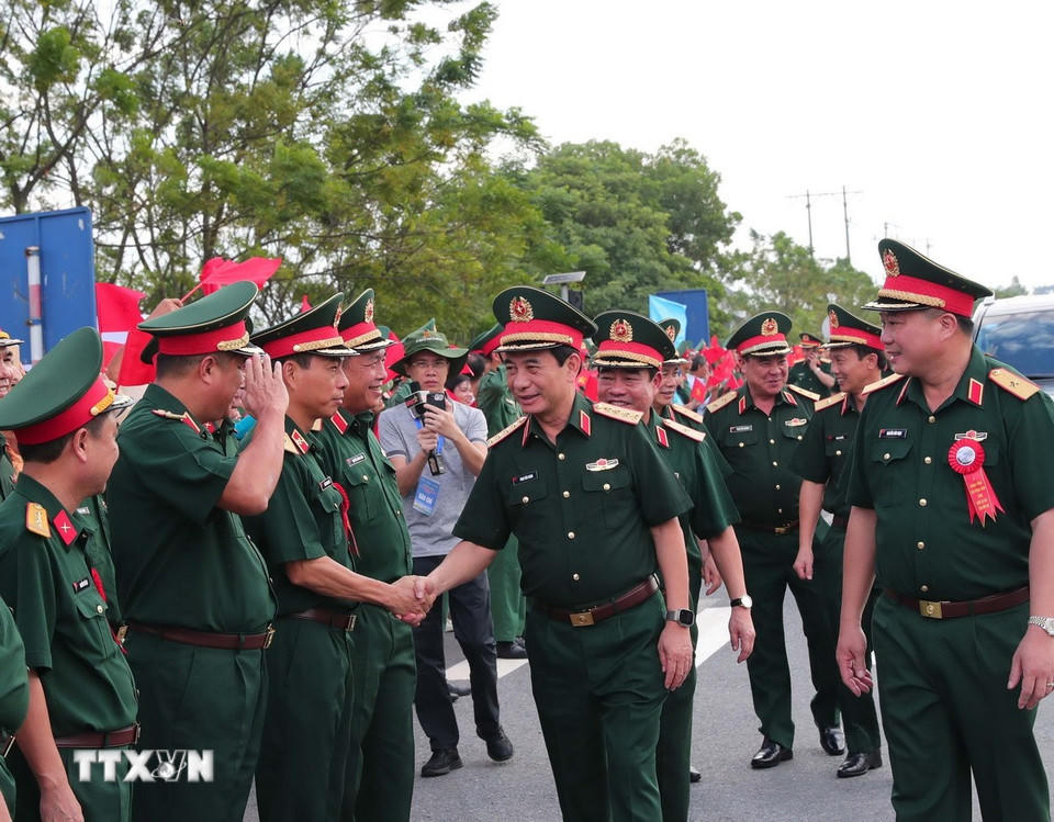 Đại tướng Phan Văn Giang và cán bộ, chỉ huy Binh đoàn 12 trong ngày khánh thành cầu Phong Châu. (Ảnh: Trọng Đức/TTXVN).