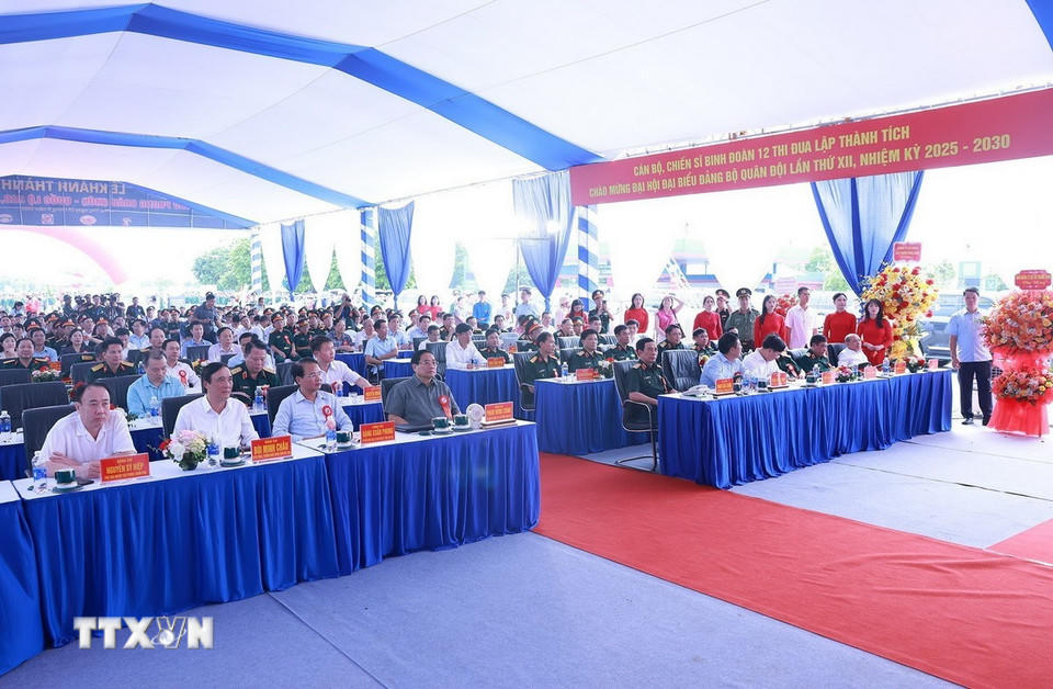 Thủ tướng Phạm Minh Chính và các đại biểu dự Lễ khánh thành cầu Phong Châu mới trên Quốc lộ 32C. (Ảnh: Dương Giang/TTXVN).