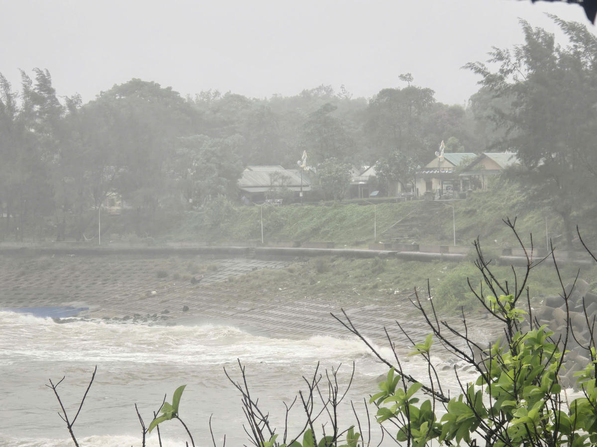 Đến 10h sáng 28/9, tại đặc khu Cồn Cỏ có mưa, gió giật trên
cấp 8. Ảnh: CTV.