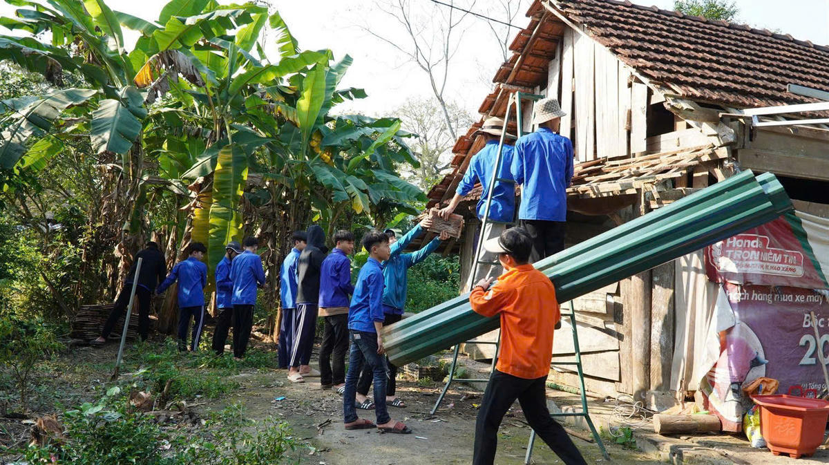Lực lượng đoàn viên, thanh niên ở Hà Tĩnh giúp người dân xóa
nhà tạm, nhà dột nát. Ảnh: H.N.