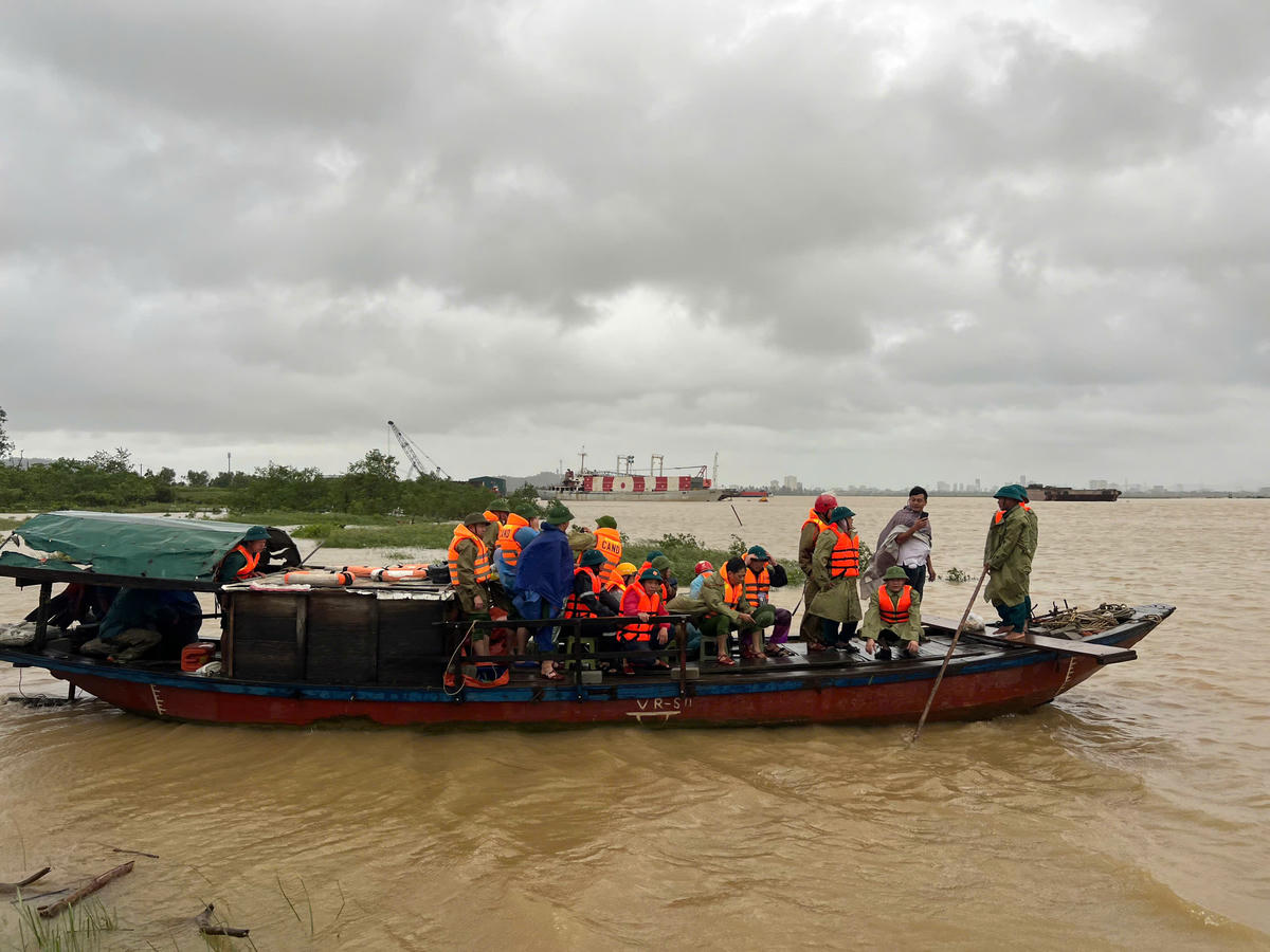 Thôn Hồng Lam bao quanh bởi sông Lam, địa phương phải huy động thuyền đến chở người dân ra khỏi "ốc đảo". Ảnh: NX.