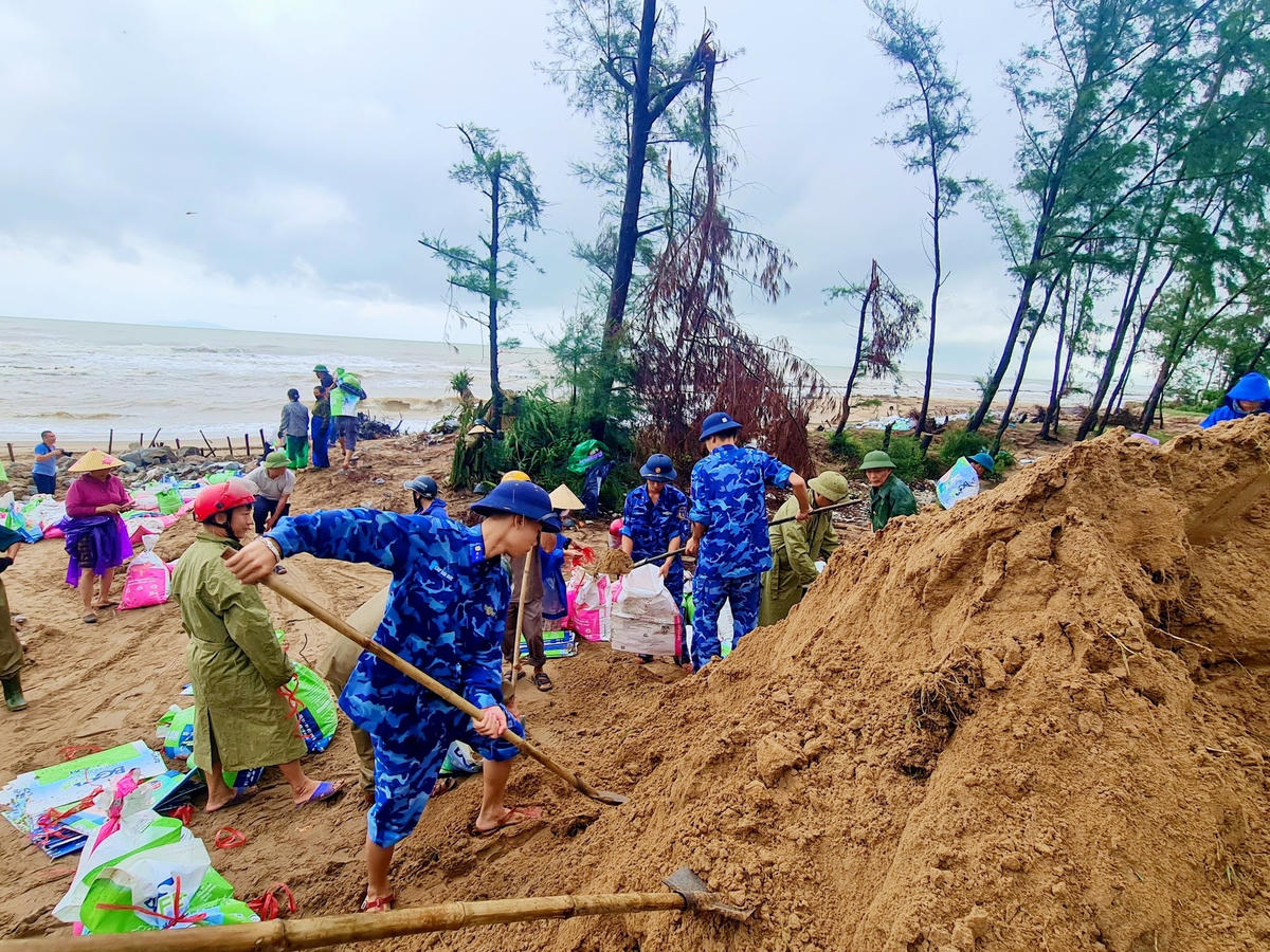Quân và dân cùng nhau "vá đê" Hội Thống, xã Đan Hải. Ảnh: ĐH.