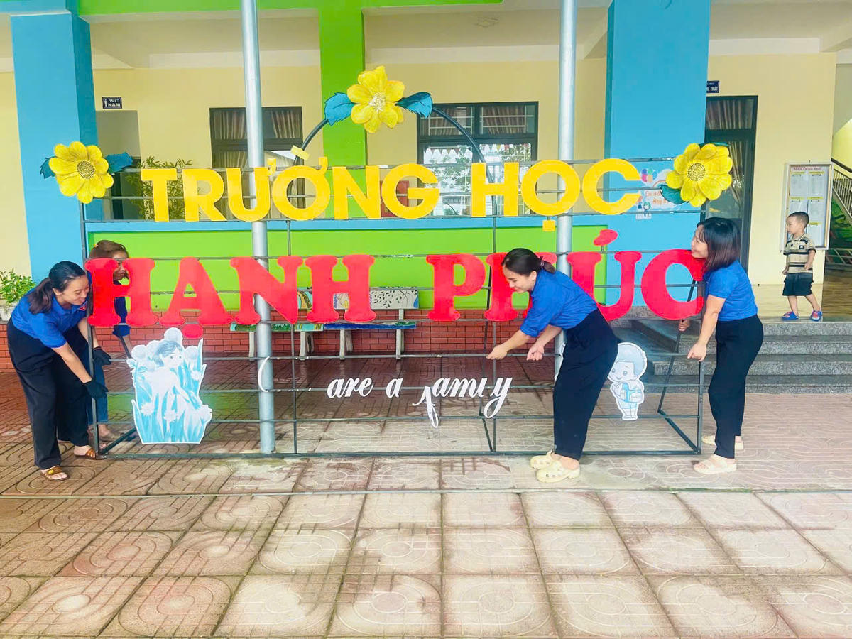 Đoàn viên, thanh niên hỗ trợ các trường học dọn dẹp chống bão. Ảnh: TĐ.