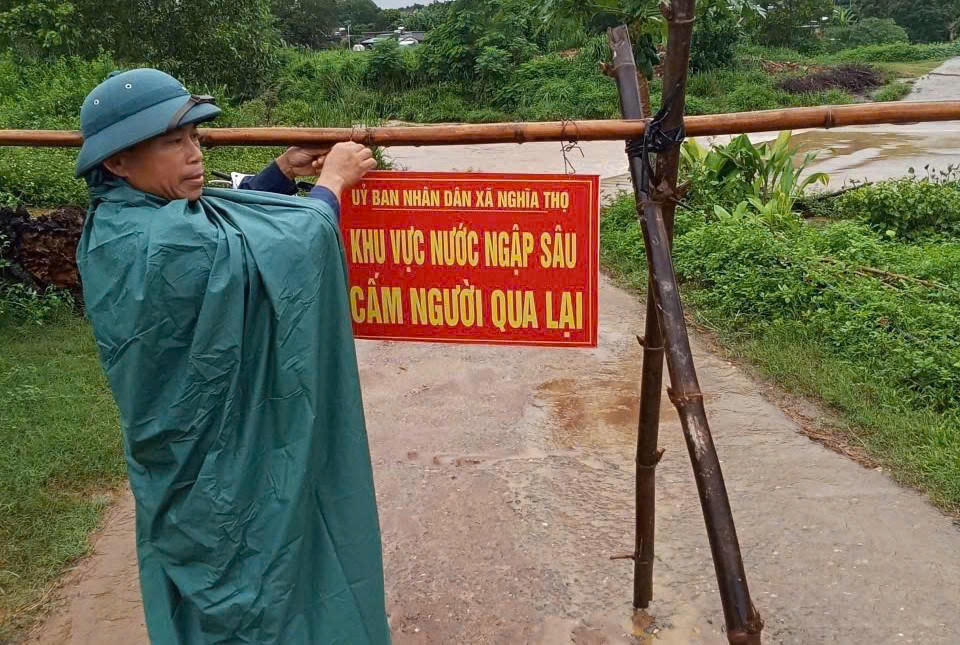 Tại xã Nghĩa Thọ, Công an xã đã phối hợp cùng chính quyền khảo sát những điểm xung yếu, tổ chức cắm biển cảnh báo nguy hiểm ở các đoạn đường ngập sâu, nước chảy xiết, đồng thời tuyên truyền để người dân nâng cao ý thức, tuyệt đối không chủ quan trong đi lại. Người dân ở vùng nguy hiểm cũng được hướng dẫn di dời người và tài sản đến nơi an toàn. Ảnh: PT