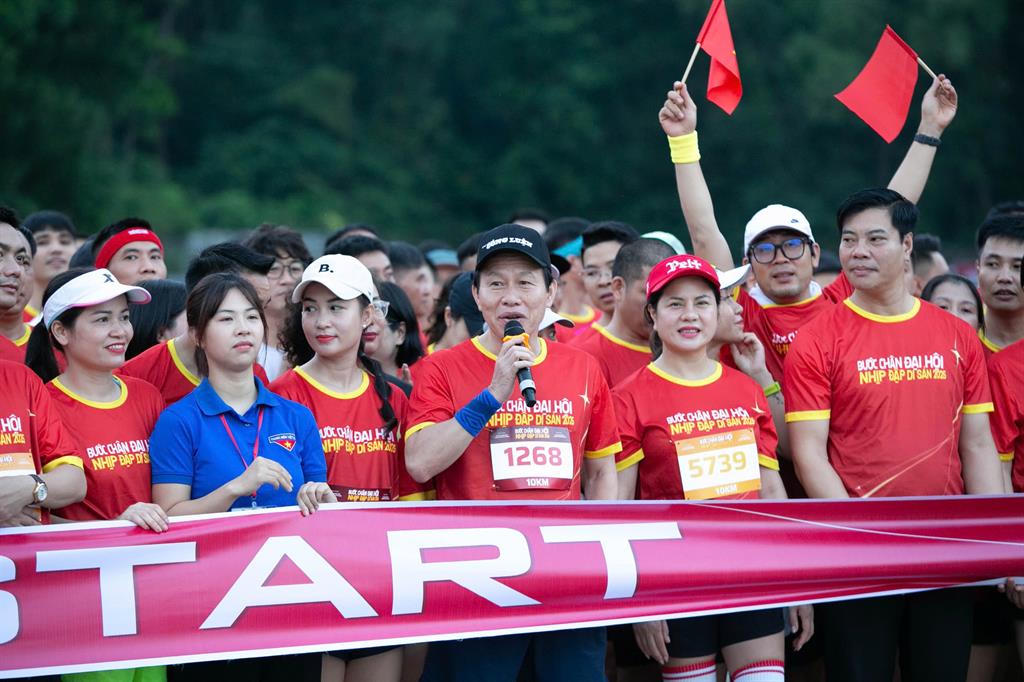 Bí thư Thành uỷ Hải Phòng Lê Tiến Châu động viên, khích lệ tinh thần các vận động viên tham dự giải chạy. Ảnh: CTV. 