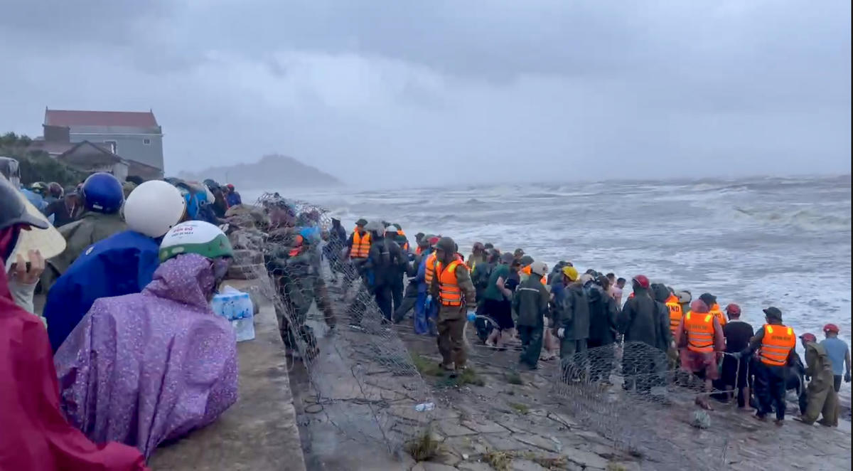 Nước biển dâng sát mặt kè, sóng đánh liên tục khiến một đoạn kè sụt lún nghiêm trọng.
