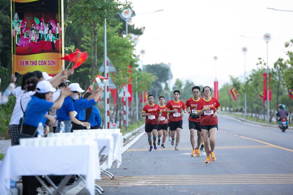 Giải đấu có hai cự ly 5km và 10km, đường chạy bao quanh hồ Côn Sơn. Ảnh: CTV. 