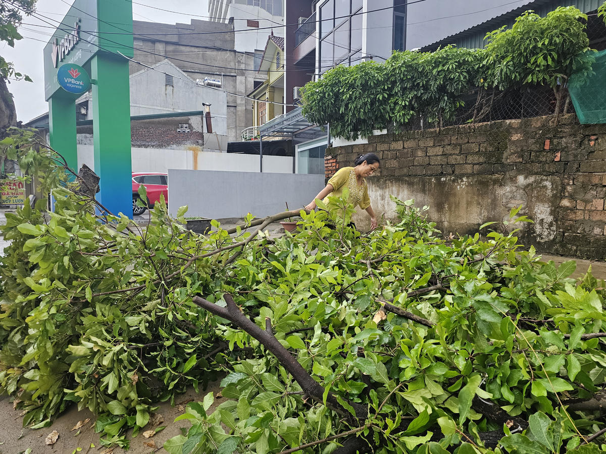 Người dân ở Nghệ An khẩn trương triển khai công tác phòng chống trước khi bão số 10 đổ bộ. Ảnh: Quốc Thanh.