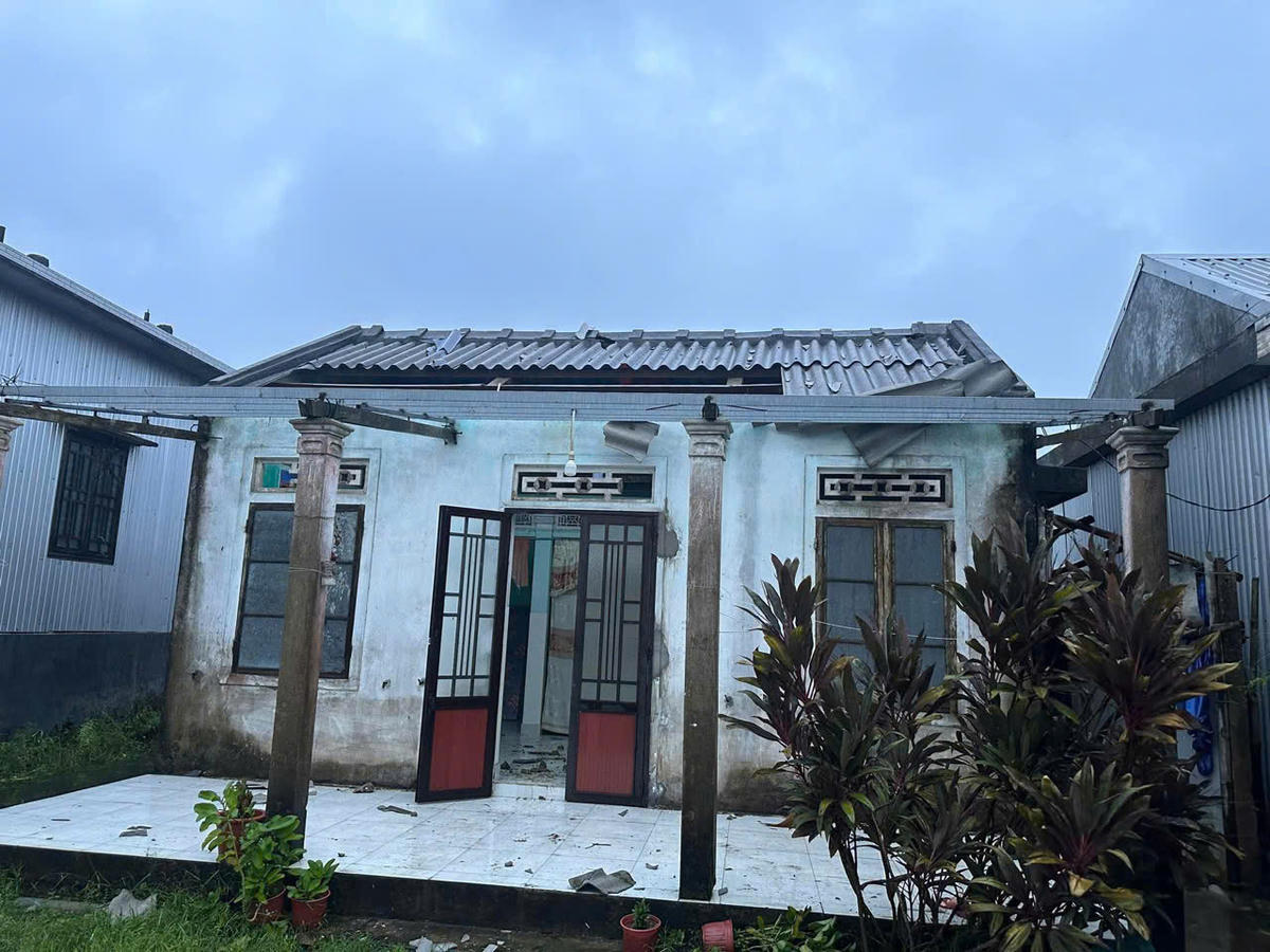 Lốc xoáy khiến hàng chục ngôi nhà ở thành phố Huế bị tốc mái. Ảnh: CTV.