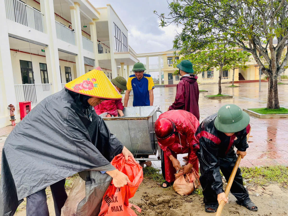 Cả hệ thống chính trị ở Hà Tĩnh cùng vào cuộc ứng phó với bão. Ảnh: HN.