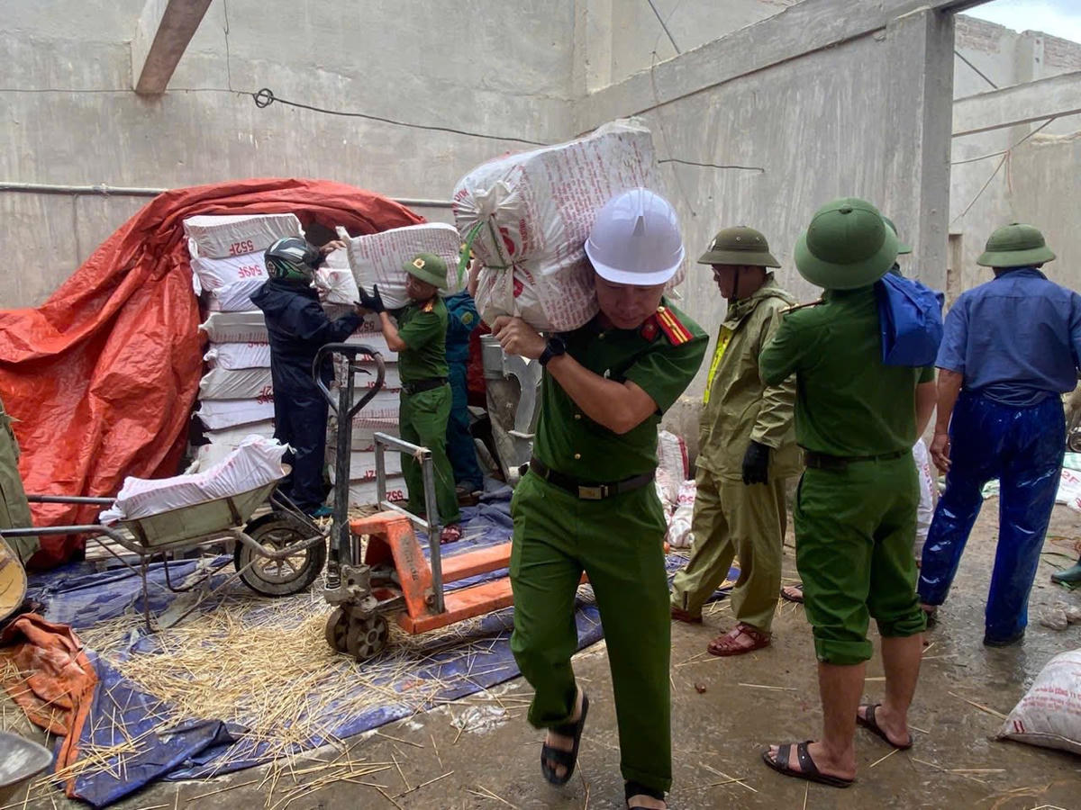 Xã Đông Kinh huy động lực lượng hỗ trợ các hộ dân di dời tài sản tránh bị ướt. Ảnh: ĐK.