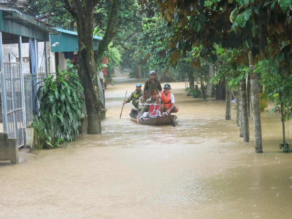 Theo thông tin từ Công an tỉnh Thanh Hóa, tính đến 15h ngày 28/9, lực lượng Công an các đơn vị đã tiến hành sơ tán 1.678 hộ/6.460 nhân khẩu sinh sống ở khu vực nguy hiểm đến nơi tránh trú an toàn. Ảnh: CATH
