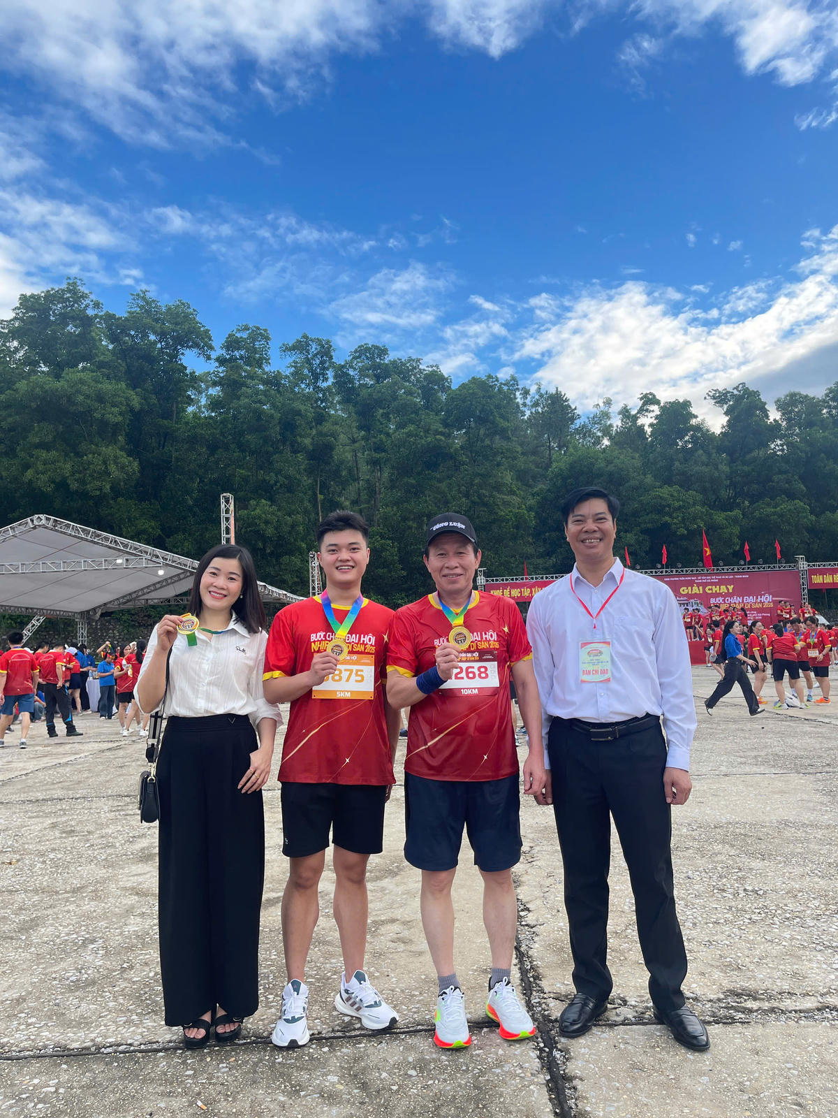 Bí thư Thành uỷ Hải Phòng chụp ảnh kỷ niệm với các vận động viên tham dự giải chạy. Ảnh: CTV. 