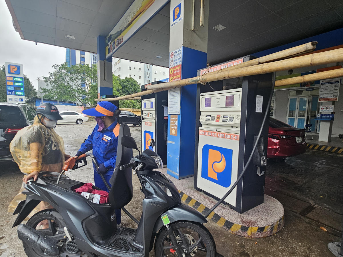 Một cửa hàng xăng dầu ở số 26, đường Nguyễn Sỹ Sách (phường Thành Vinh, tỉnh Nghệ An) dùng tre cố định cột bơm phòng gió bão quật đổ. Ảnh: Quốc Thanh.